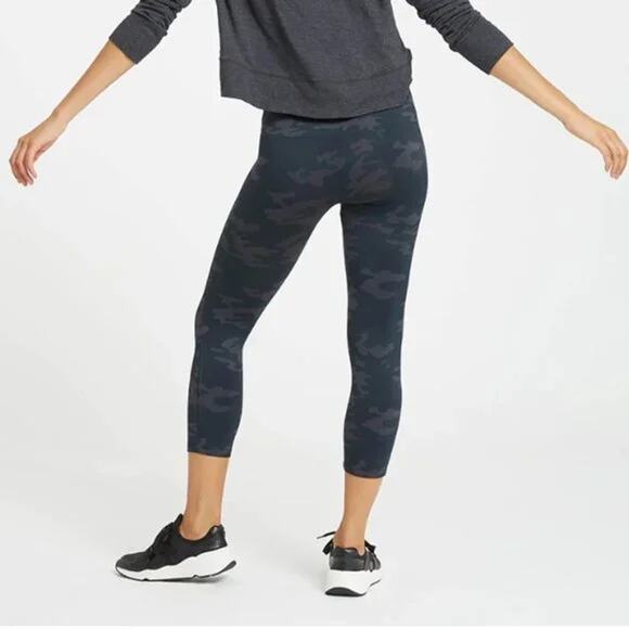SPANX Look At Me Now Seamless Cropped Legging SIZE S Black Blue Camo Yoga Pant - Picture 2 of 13